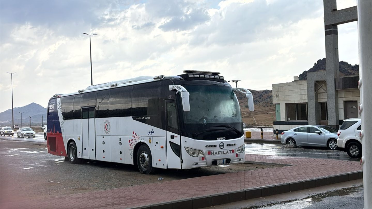 الهلال الأحمر بمنطقة مكة المكرمة يرفع جاهزيته الميدانية للتعامل مع الحالة المطرية ويعزز الانتشار في مواقع الإسناد - صورة رئيسية